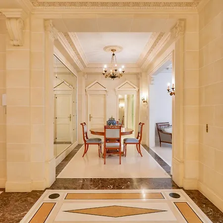 Apartment Royal Montaigne Paris