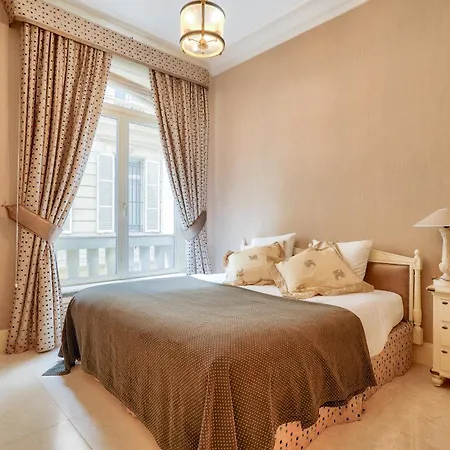 Apartment Royal Montaigne Paris