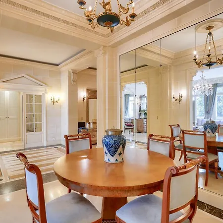 Royal Montaigne Apartment *